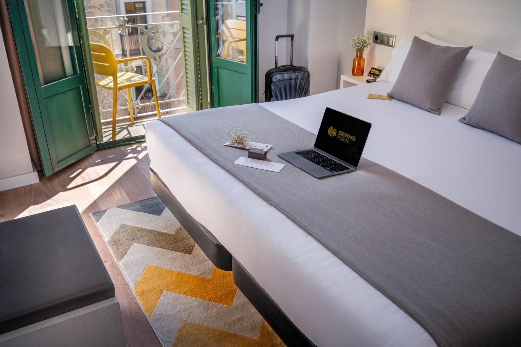 Serhs Carlit Boutique Hotel Барселона Экстерьер фото